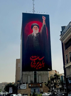 پرچم ساتن دیوارنگار طرح امام شهید سایز 20در30متر